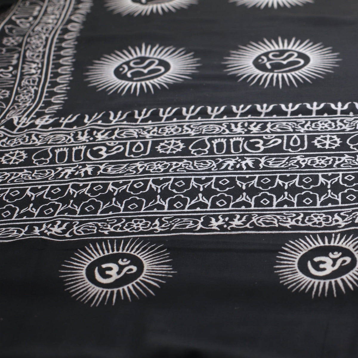 Prabhuji Meditation Yoga Prayer Shawl - Mantra Om - Black Large  - Mystic Journey Path